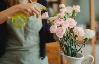 Superknepet – så gör du rent blomvasen