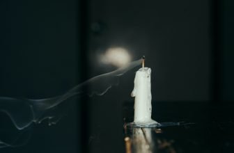 Så får du bort stearinfläckar på dina kläder