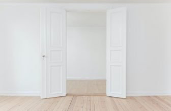 3 metoder för att rengöra vita väggar – och få ditt hem att se fräscht ut igen
