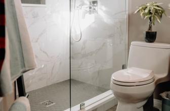 3 metoder för att få bort kalkavlagringar och smuts från duschväggarna