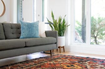 Hur du tar bort tomatfläckar från mattan