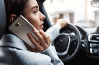 Tittar du på mobilen i bilen? Då kan körkortet ryka