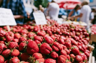 Alla rasar mot jordgubbspriset inför midsommar