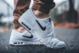 Så håller du dina vita sneakers skinande vita – 5 knep