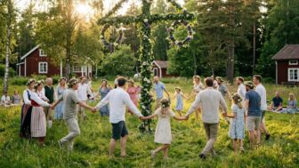Den magiska historien bakom midsommarfirandet