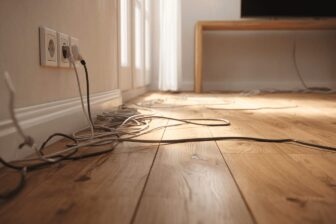 5 smarta sätt att gömma sladdarna snyggt hemma