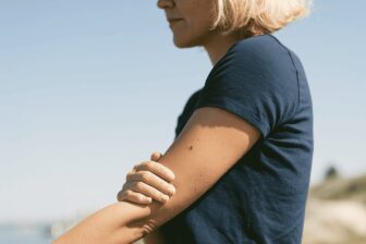 Läkare varnar för sättet många tar bort fästingar på
