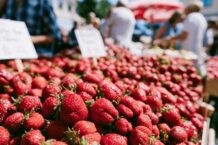Alla rasar mot jordgubbspriset inför midsommar